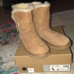 UGG Bailey Button II Chestnut